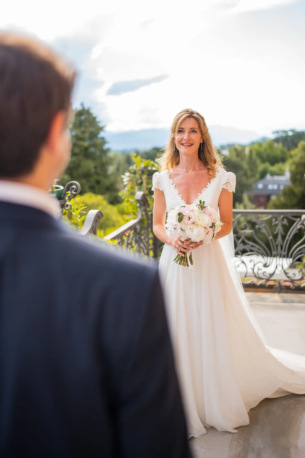 Primo sguardo, sposa e sposo sul terrazzo