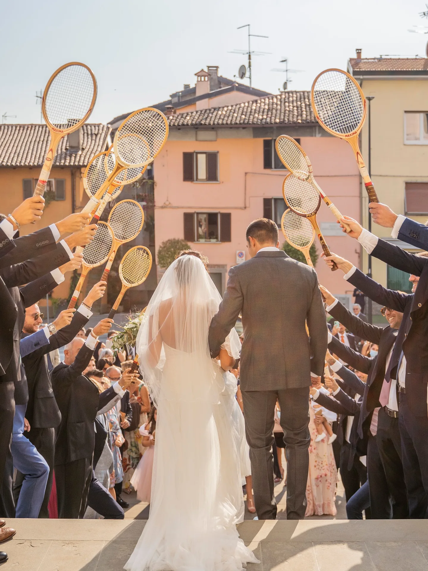 Uscita degli sposi tra le racchette