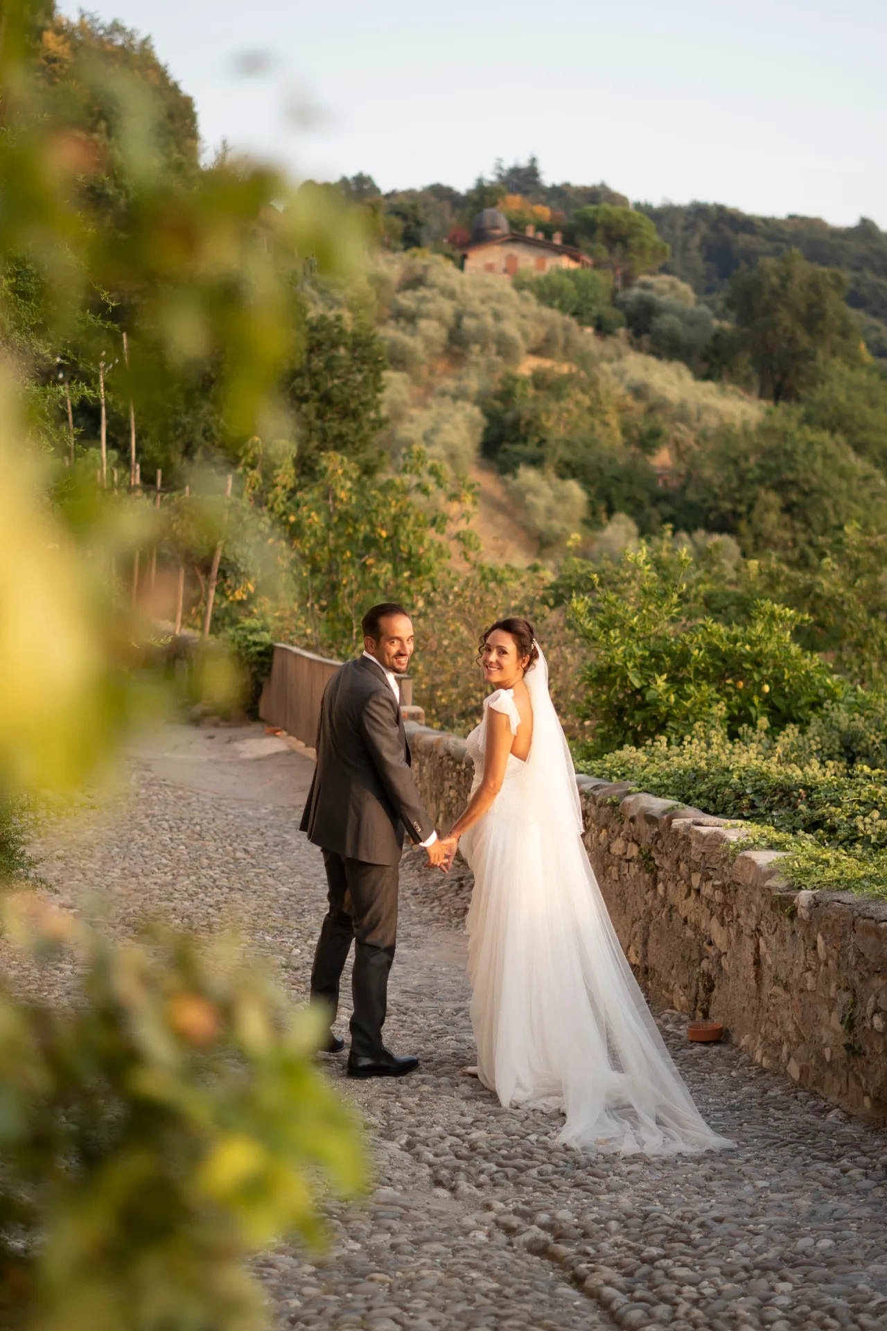 Sposi sul sentiero, colline al tramonto