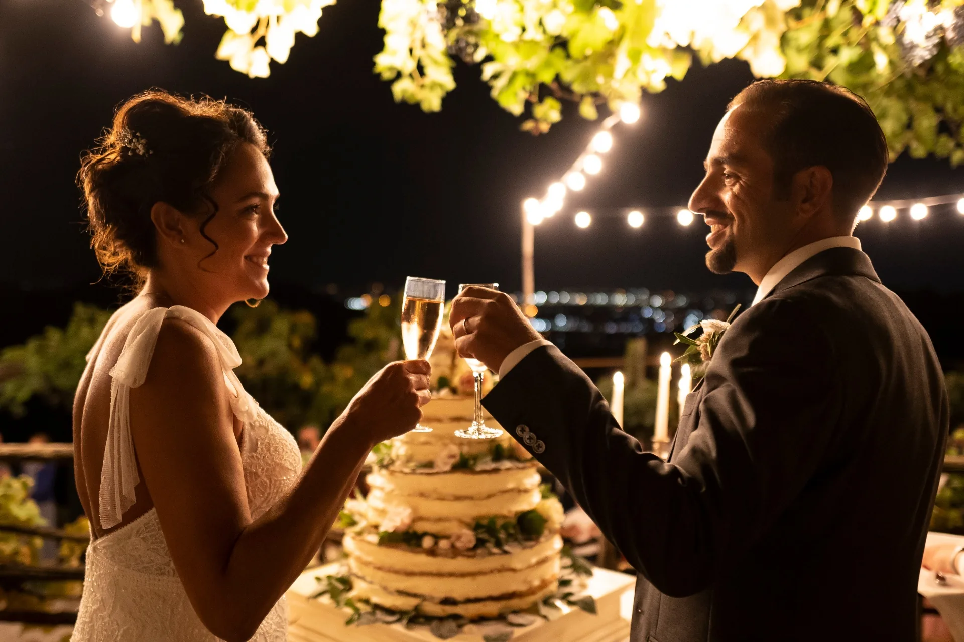 Brindisi alla torta, di notte